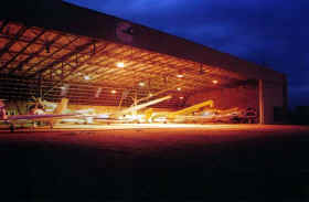 osvětlený hangár